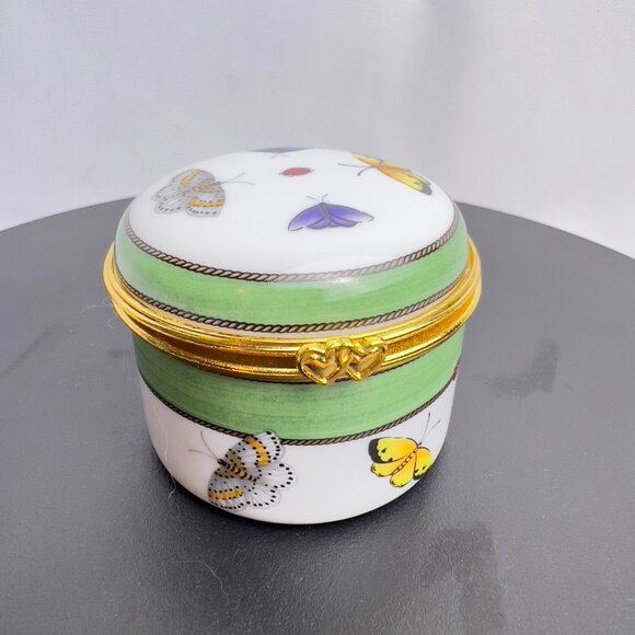 Butterfly Porcelain Trinket Box Green & White Hinged with Gold Heart Clasp - Picture 9 of 12
